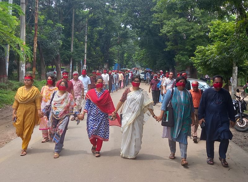 কোটা আন্দোলন ঘিরে দেশব্যাপী শিক্ষার্থী ও সাধারণ মানুষকে গুম, খুন, নির্যাতন ও আটকের প্রতিবাদে আজ মঙ্গলবার দুপুরে মুখে লাল কাপড় বেঁধে মৌন মিছিল করেছেন নিপীড়নের বিরুদ্ধে জাহাঙ্গীরনগর ব্যানারে বিভিন্ন বিভাগের শিক্ষকেরা